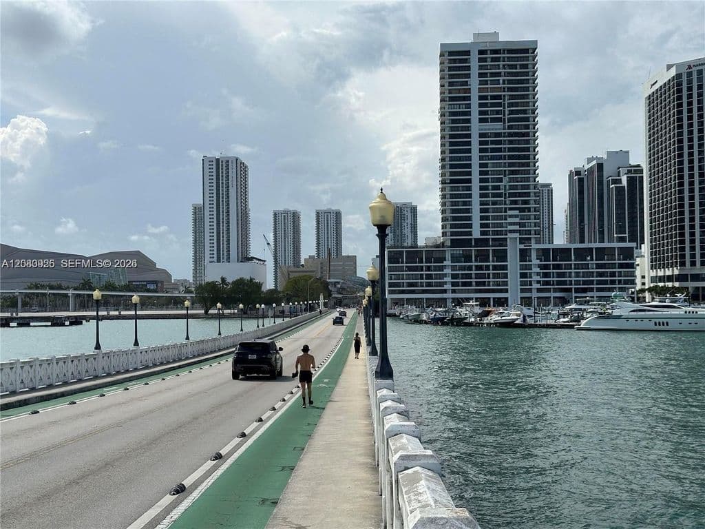 1+1 Condo — 555 NE 15th St APT 11J