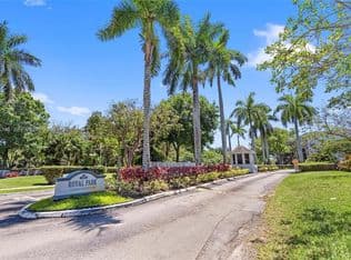2-bedroom Condo — 111 Royal Park Dr APT 1F, Oakland Park, 33309