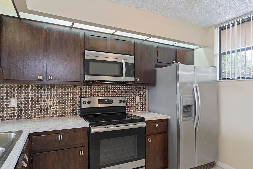 2-bedroom Condo — 112 LAKE EMERALD Drive #209