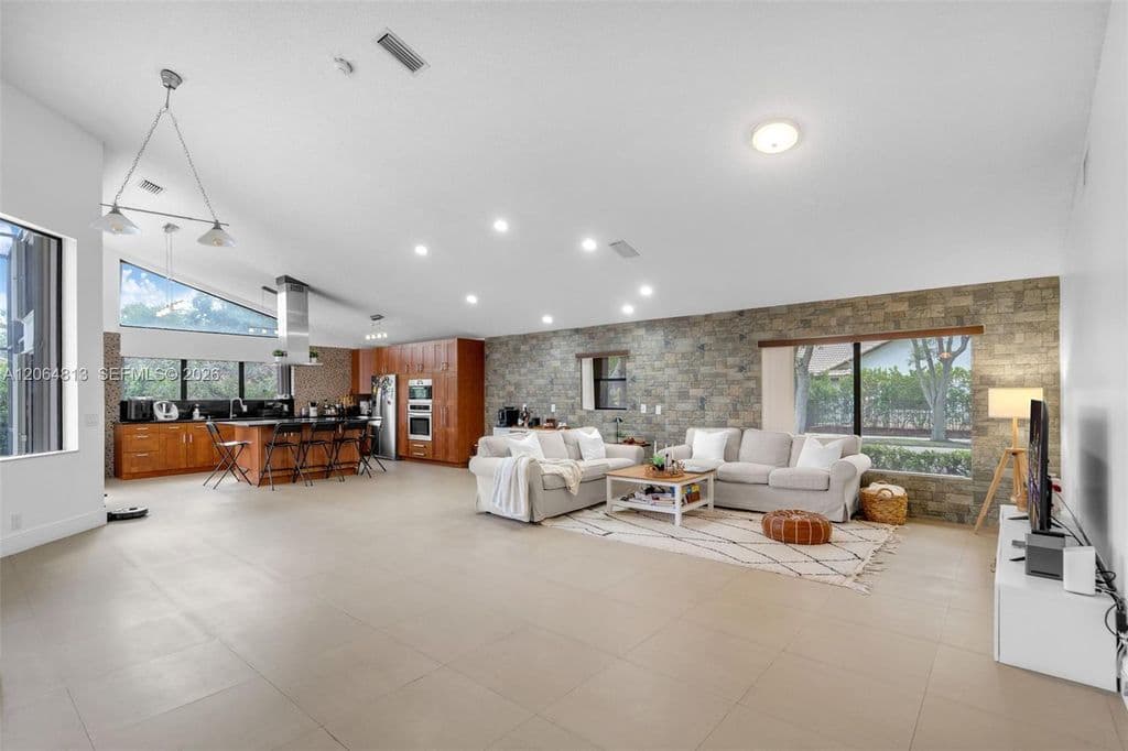 5-bedroom Single-Family Home — 1051 Deerpath Ct