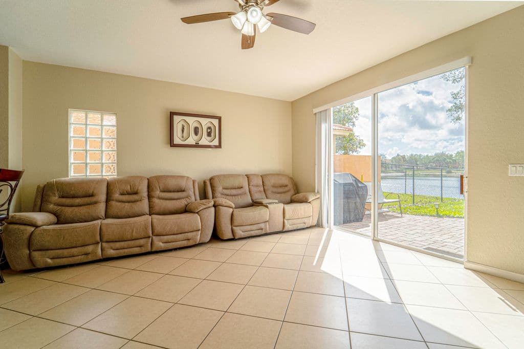 3+1 Müstakil ev — 6770 Aliso Avenue
