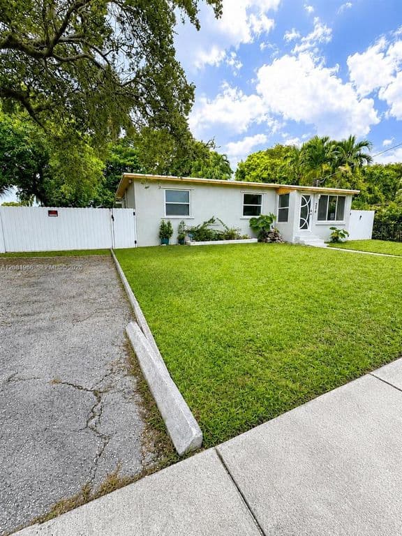 3+1 Müstakil ev — 204 SW 7th Ave