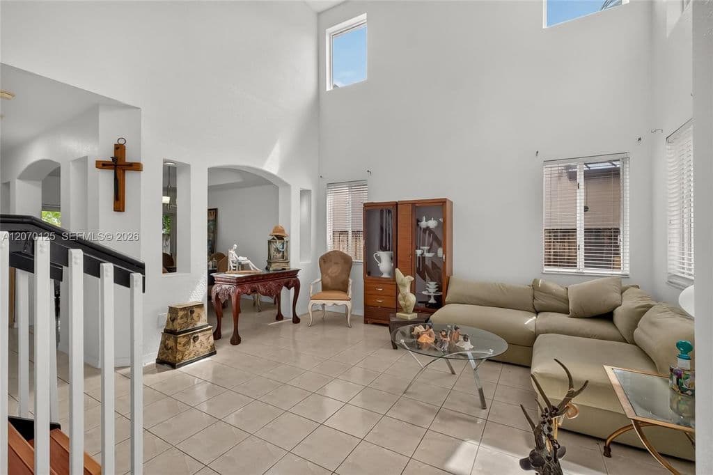5-bedroom Single-Family Home — 15809 SW 65th Ter