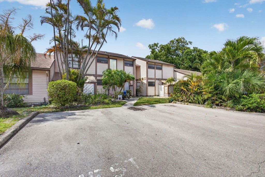 3-bedroom Condo — 110 SHERWOOD Circle #4C