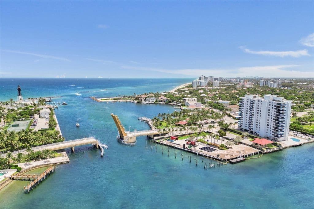 2-bedroom Condo — 2639 N Riverside Dr APT 206