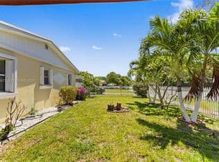 3+1 Müstakil ev — 4751 SW 31st Dr, West Park, 33023