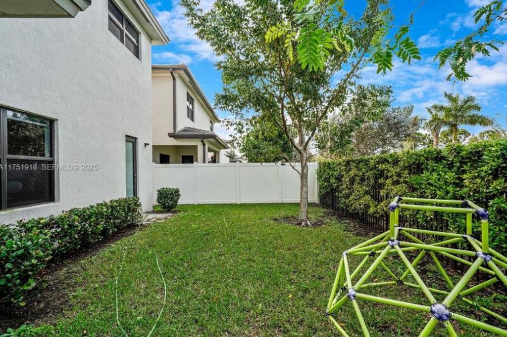 5-bedroom Single-Family Home — 17325 SW 41 Street