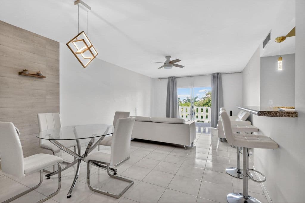 2+1 Condo — 4330 Hillcrest Drive #302