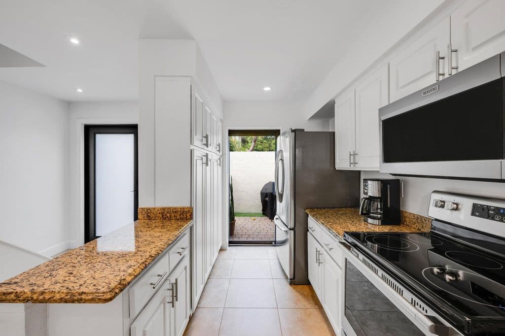 2-bedroom Property — 547 NE 7th Avenue #3a