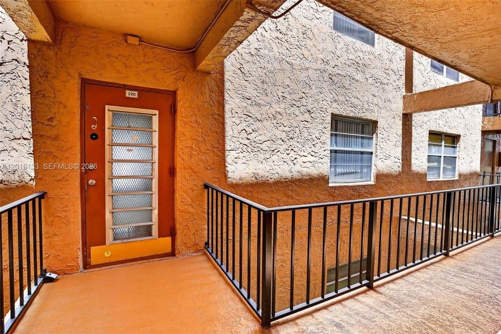 2-bedroom Condo — 3048 Sunrise Lakes Dr #220
