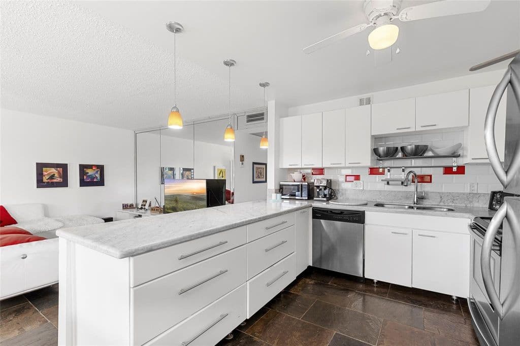 2+1 Condo — 4044 Ventnor O