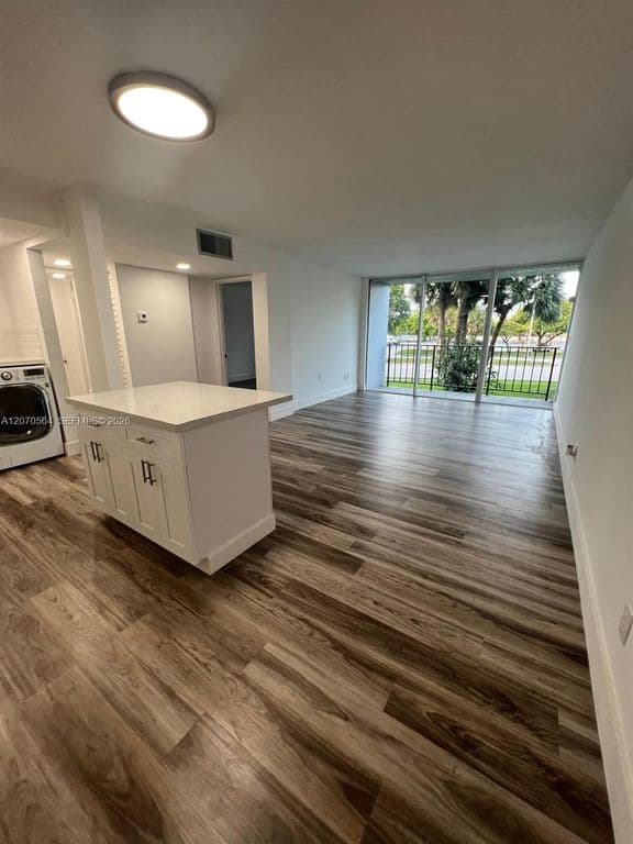 1+1 Condo — 310 Fontainebleau Blvd APT 204