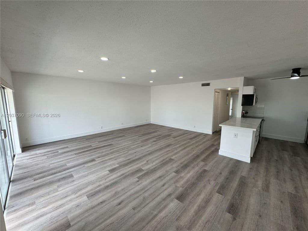 2+1 Condo — 630 Layne Blvd APT 211