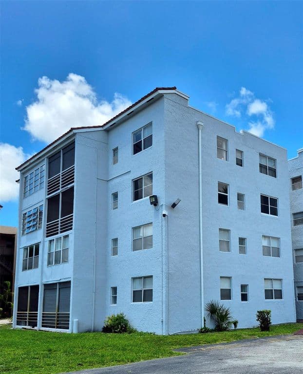 2-bedroom Condo — 2840 Somerset Drive #208m