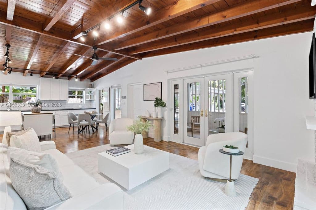4+1 Müstakil ev — 3700 Loquat Ave