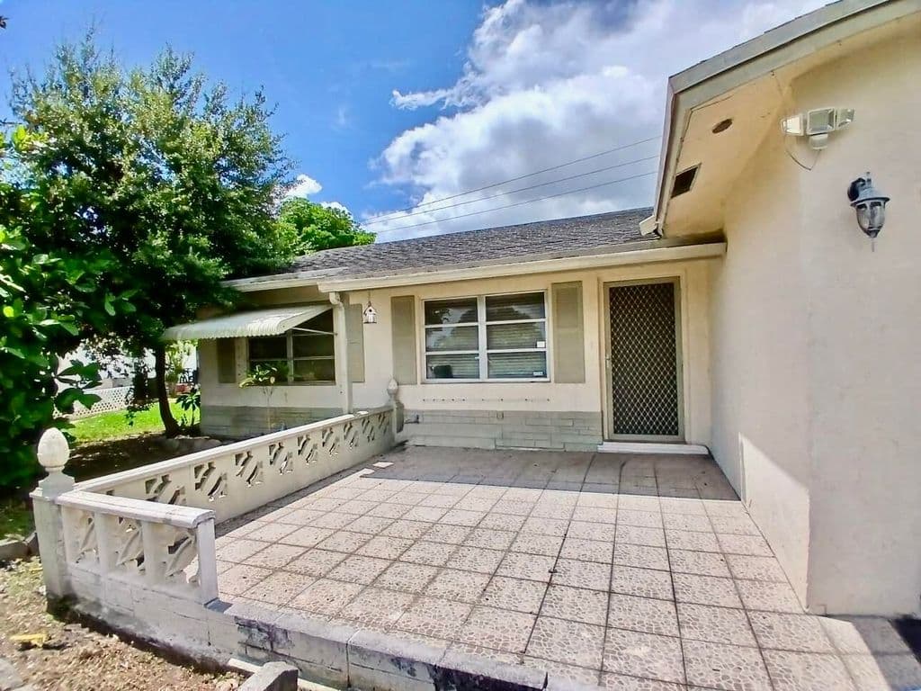 3+1 Müstakil ev — 9500 NW 70th Street