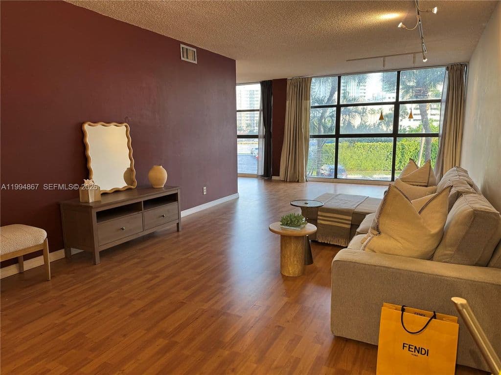 2+1 Condo — 600 Parkview Dr APT 222