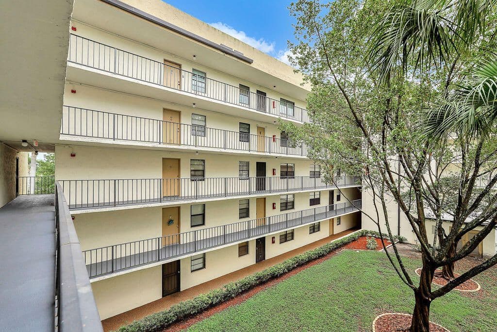 2+1 Condo — 6190 Woodlands Boulevard #312