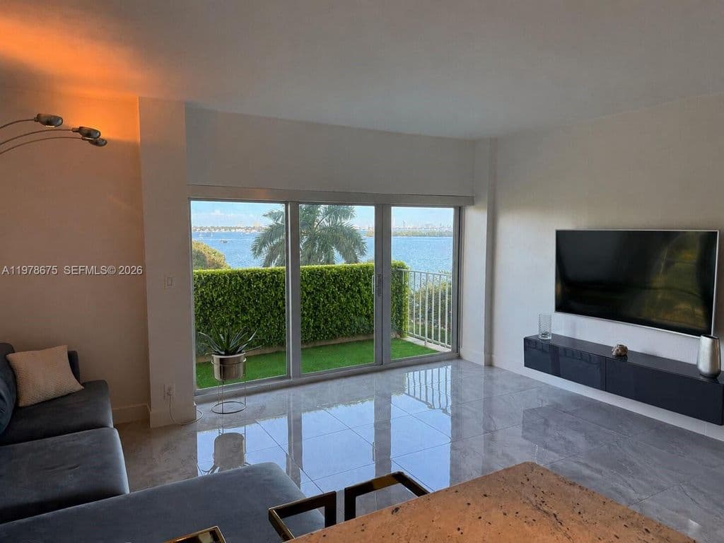 1+1 Condo — 880 NE 69th St APT 5Q