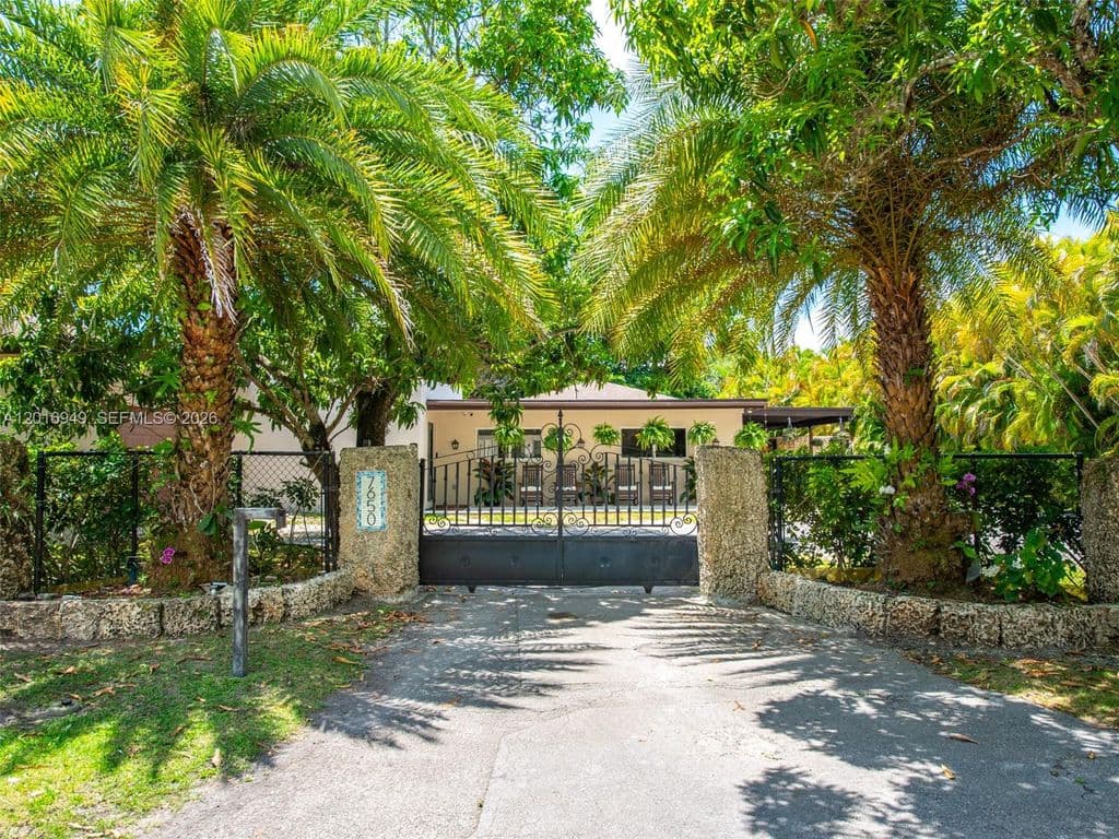 6+1 Müstakil ev — 7650 SW 128th St