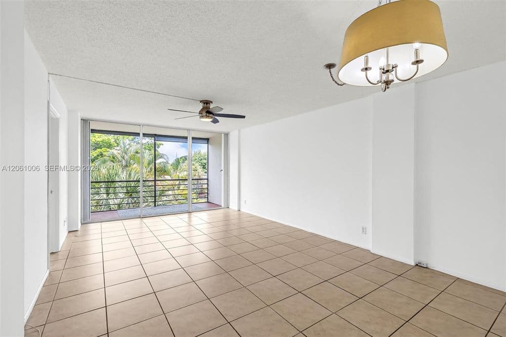 2+1 Condo — 112 Royal Park Dr APT 3A