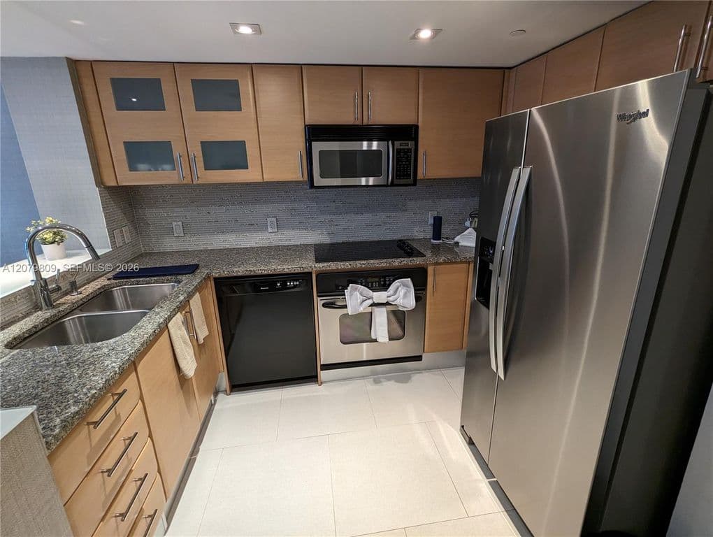 1-bedroom Condo — 2101 Brickell Ave APT 1104