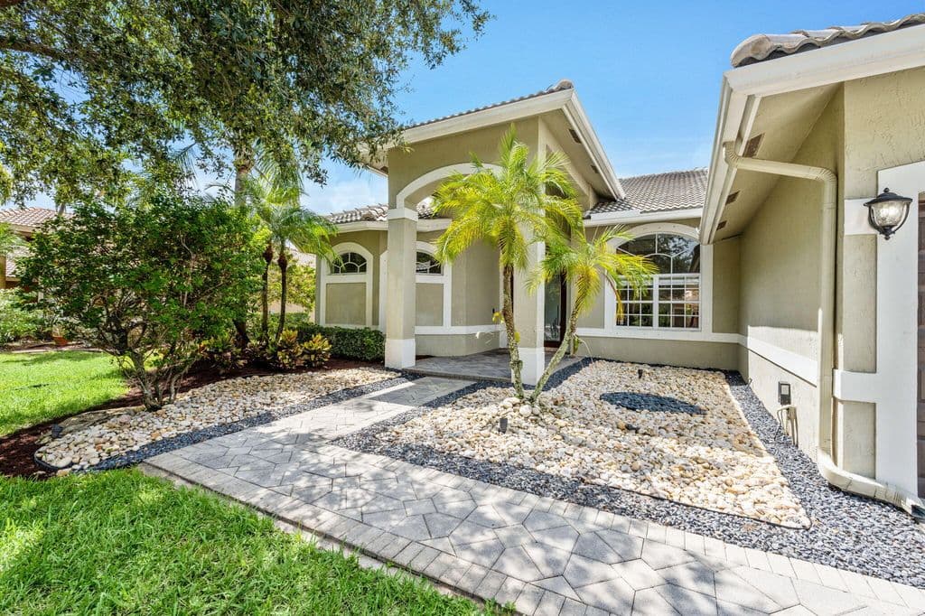 5+1 Müstakil ev — 10668 NW 69TH Street