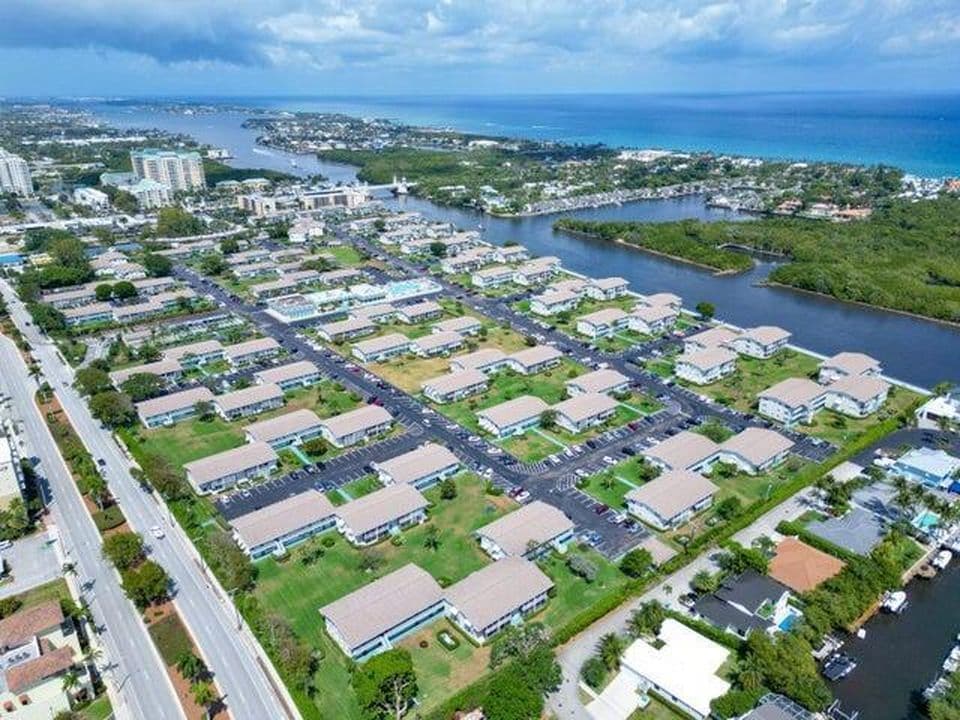 2+1 Condo — 680 W Horizons #212
