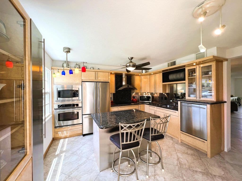 2-bedroom Condo — 2902 Victoria Circle #A1