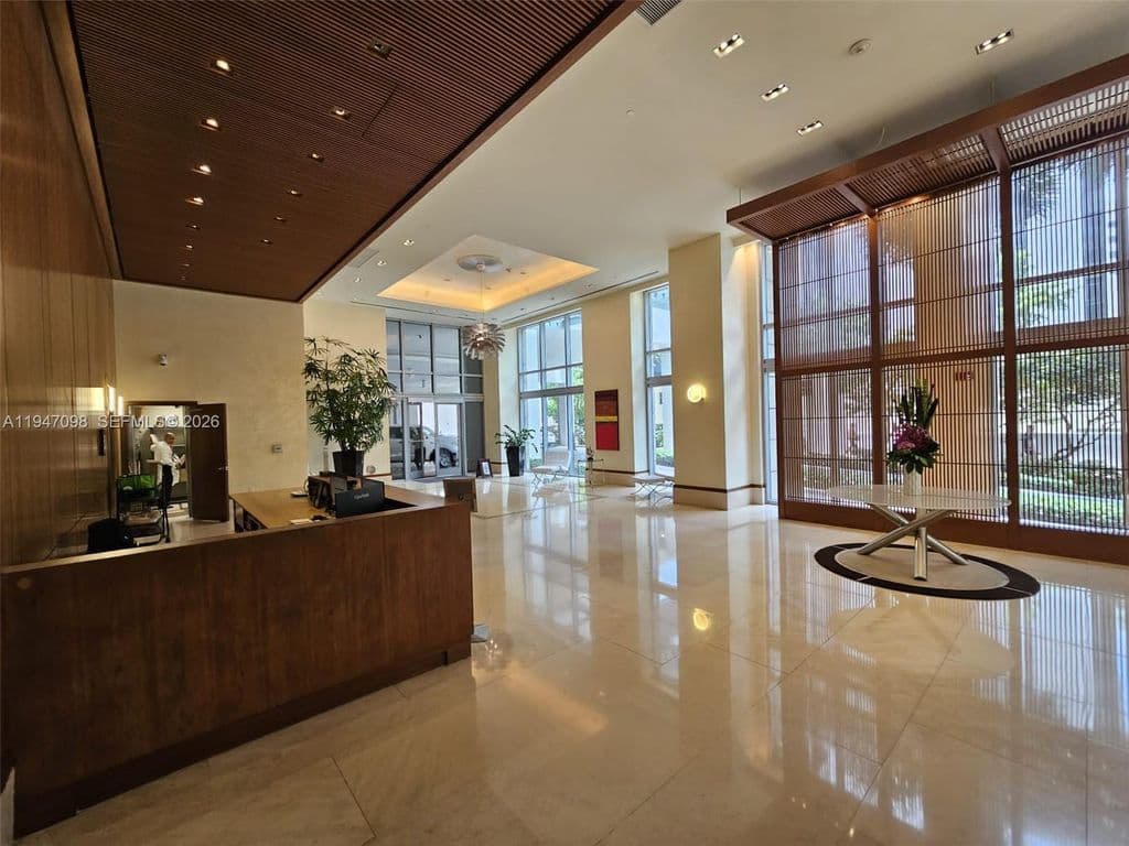 2+1 Condo — 1060 Brickell Ave APT 1917