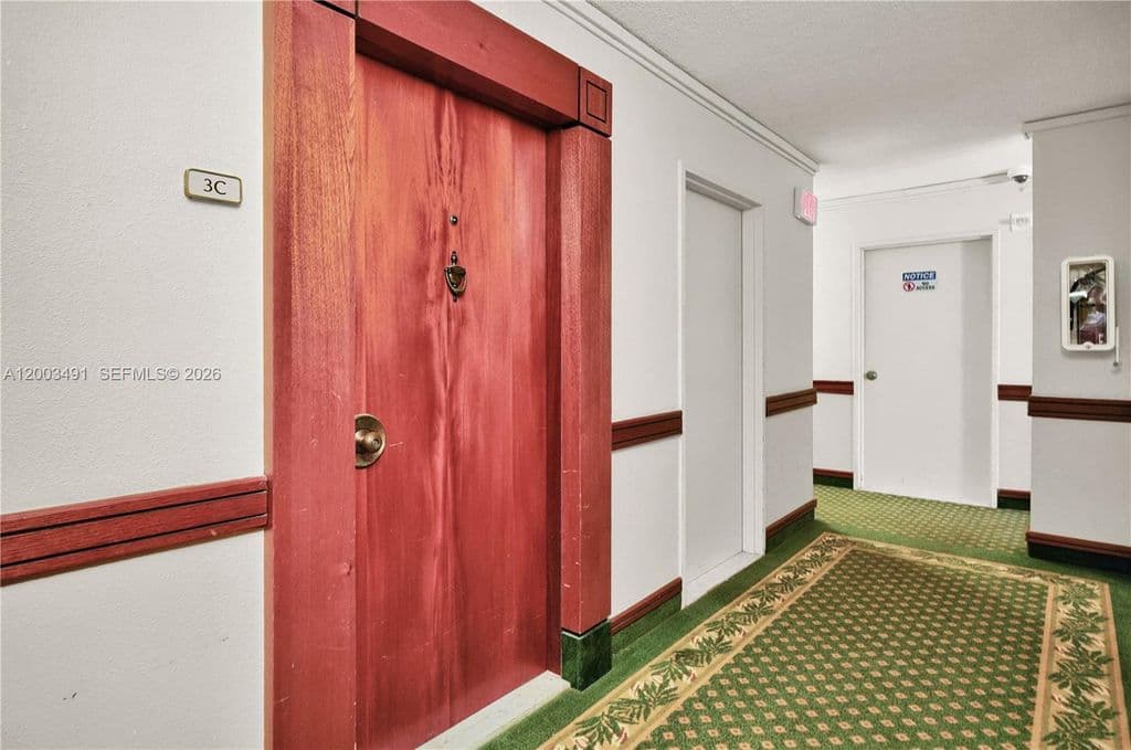 1+1 Condo — 5555 Collins Ave APT 3C