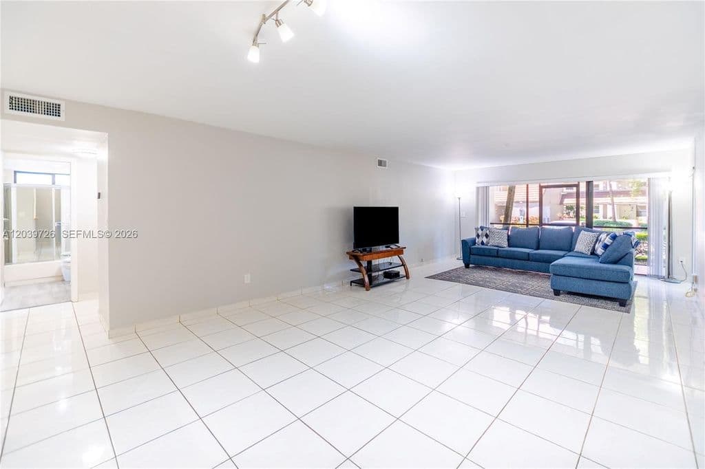 2+1 Condo — 601 Ives Dairy Rd APT 101-8