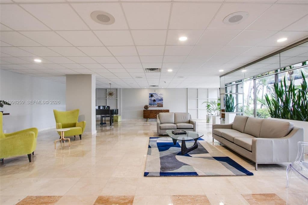 2+1 Condo — 4350 Hillcrest Dr APT 303