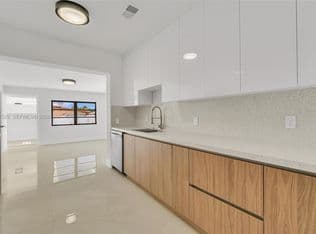 5-bedroom Single-Family Home — 611 SE 4th St, Hialeah, 33010