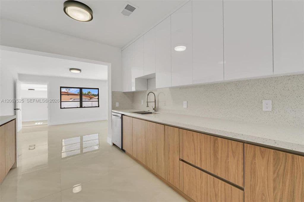 5+1 Müstakil ev — 611 SE 4th St