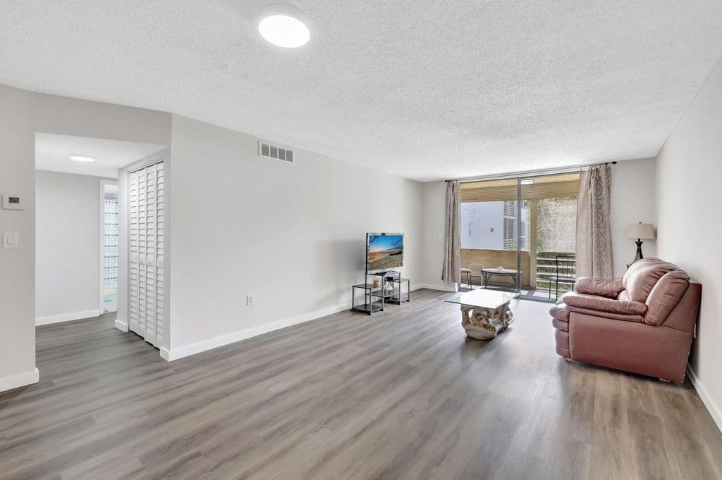 2+1 Condo — 2800 Somerset Drive #218j