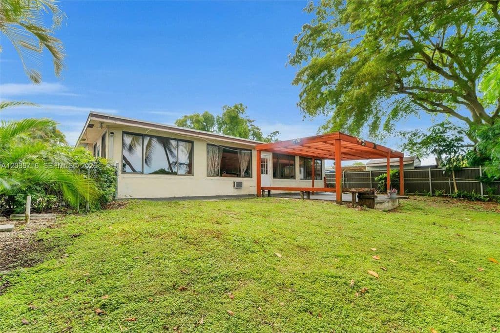 4+1 Müstakil ev — 551 NW 99th Way