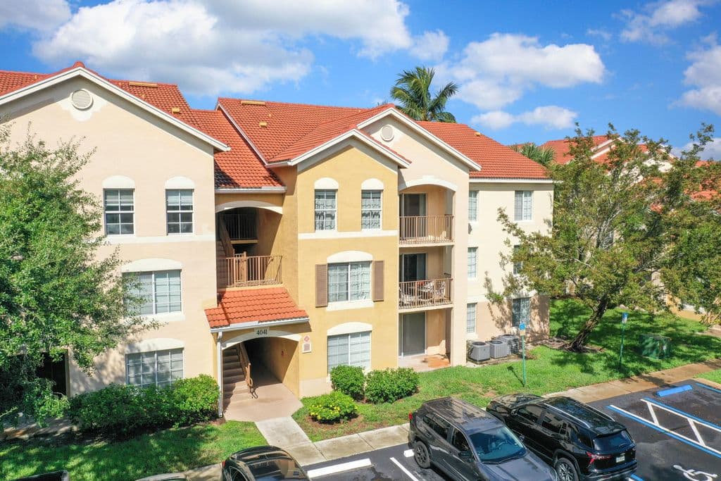 3-bedroom Condo — 4041 San Marino Boulevard #307