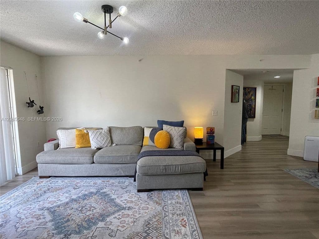 2+1 Condo — 2009 SE 10th Ave APT 303