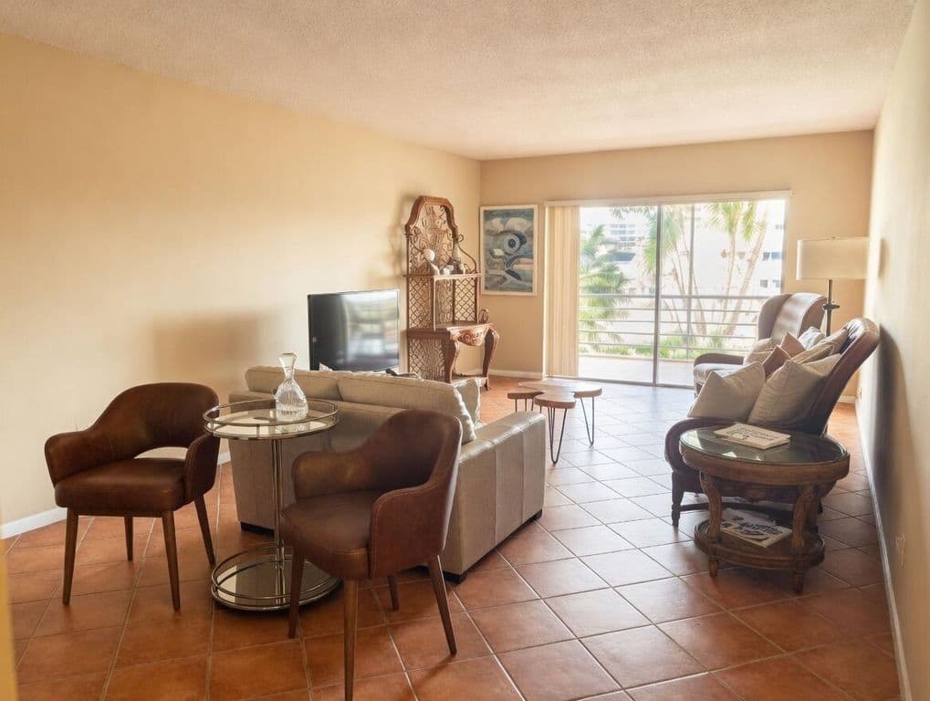1-bedroom Condo — 1430 S Lakeside Drive #22