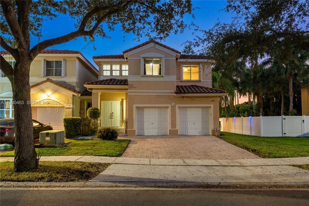 4-bedroom Property — 17130 SW 36th Ct