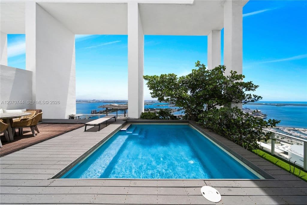 6-bedroom Condo — 1040 Biscayne Blvd APT 4602