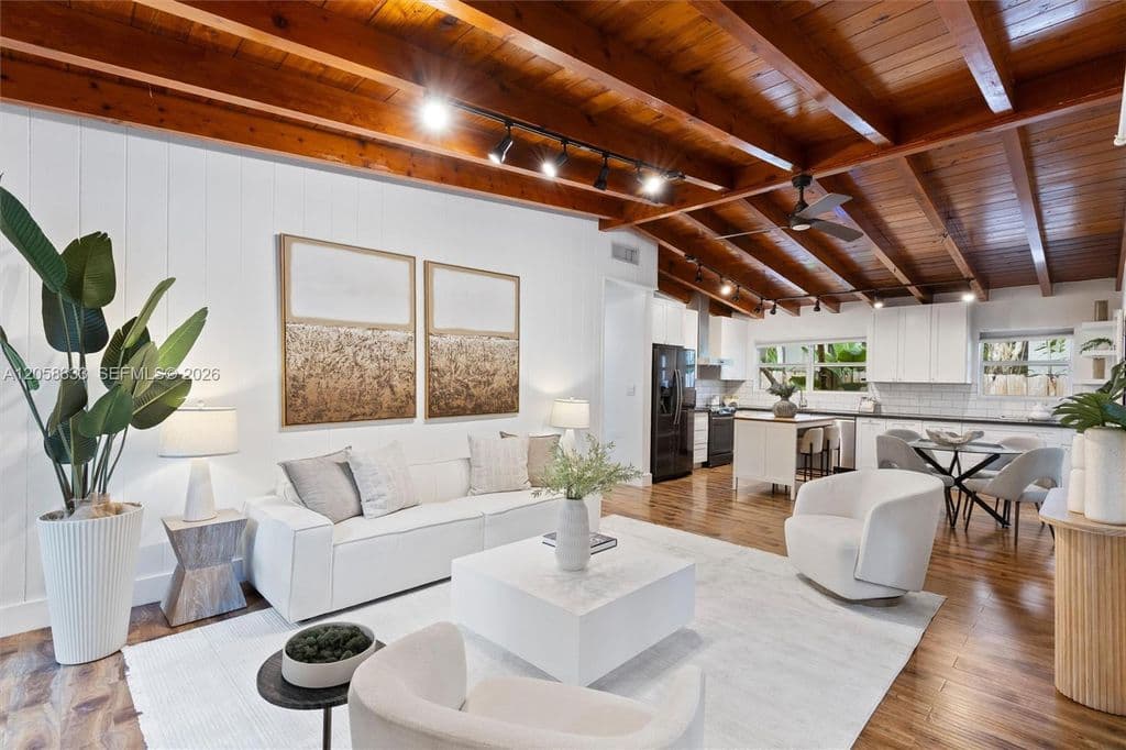 4+1 Müstakil ev — 3700 Loquat Ave