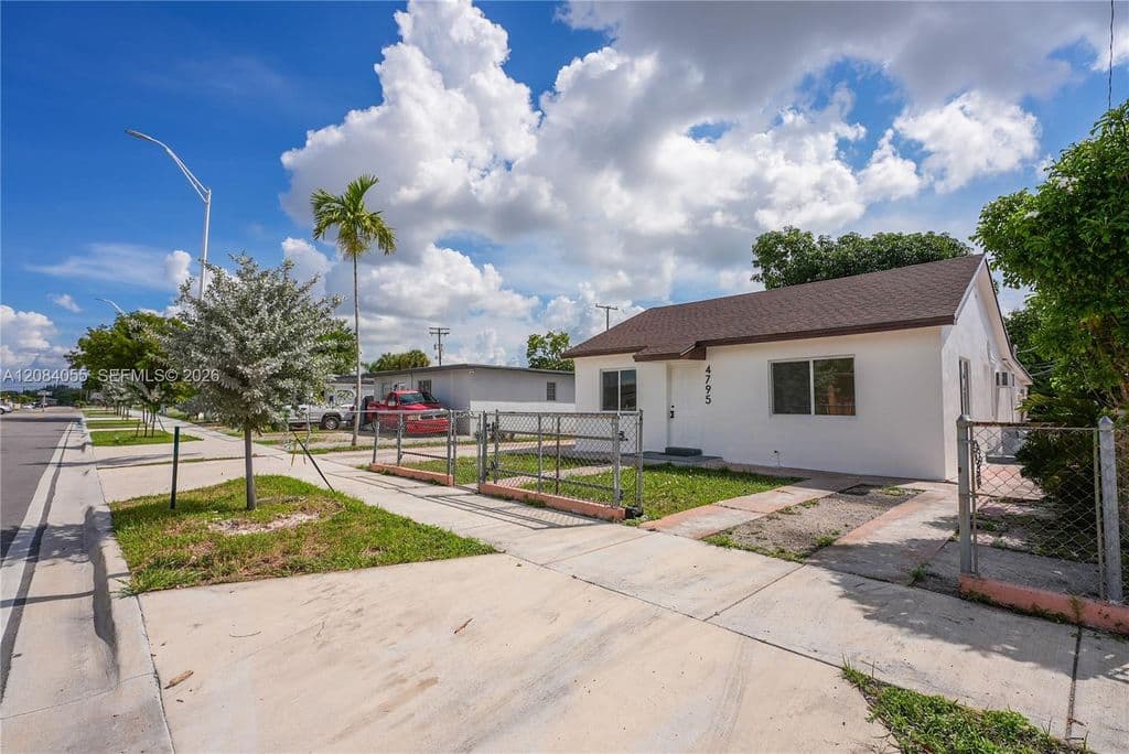5+1 Müstakil ev — 4795 E 8th Ct