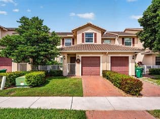 3-bedroom Townhouse — 3355 Lakeside Drive, Fort Lauderdale, 33328