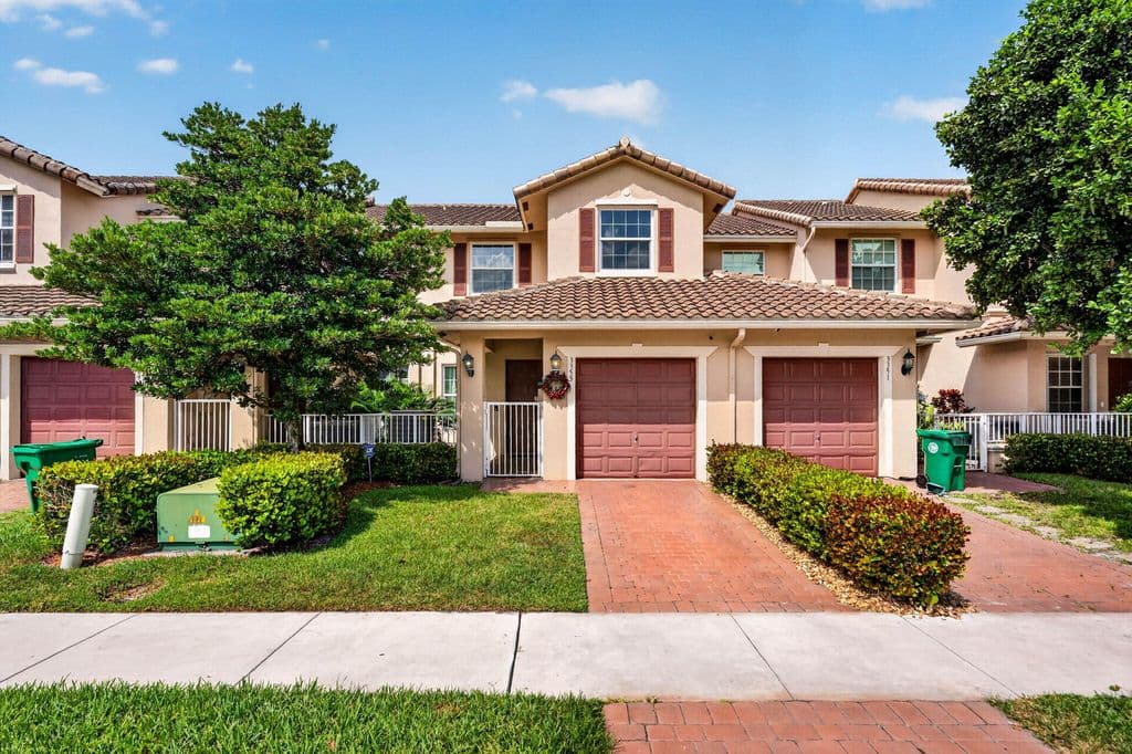 3-bedroom Property — 3355 Lakeside Drive