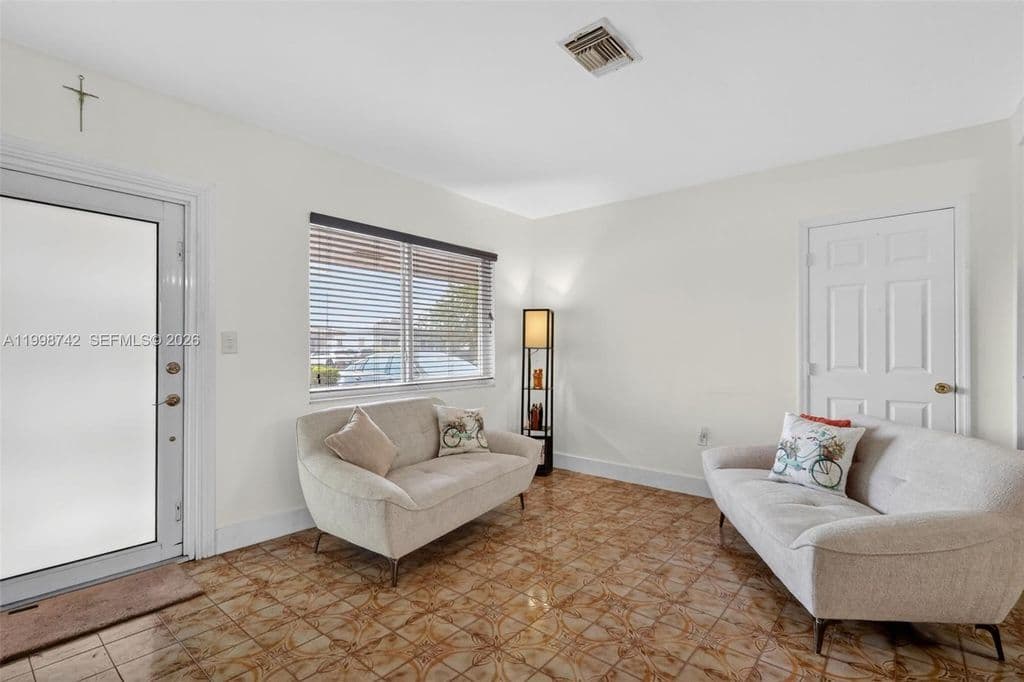 5-bedroom Single-Family Home — 733 W 33rd St
