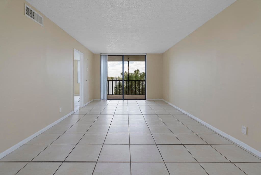 2-bedroom Condo — 112 LAKE EMERALD Drive #209