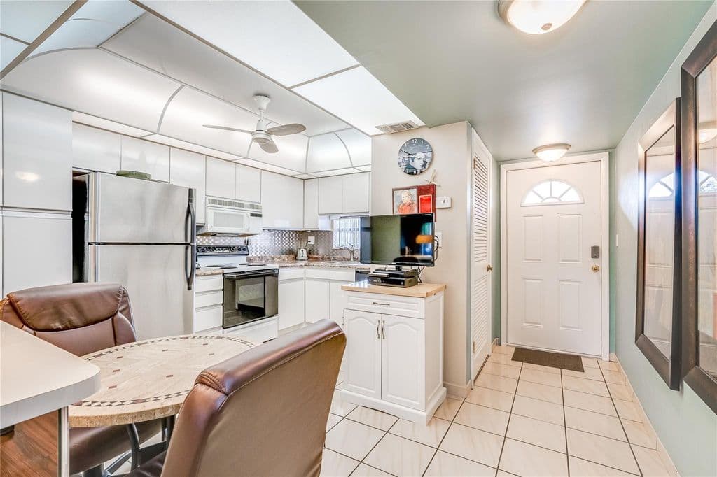 2-bedroom Condo — 700 S Hollybrook Drive #304