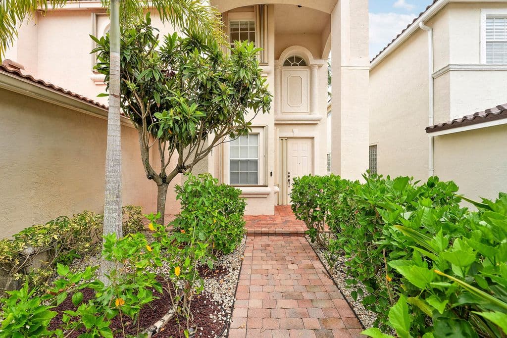 5-bedroom Single-Family Home — 7428 VIA LURIA